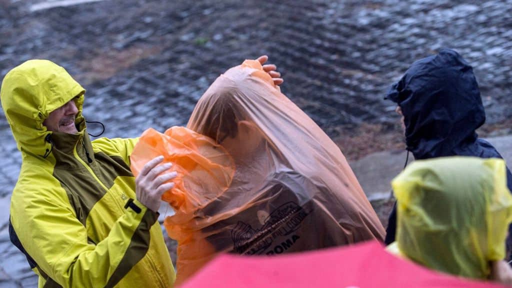 persone bagnate dalla pioggia