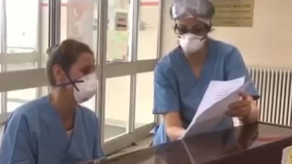 Coronavirus, le infermiere smontano il turno e cantano al piano “Imagine”