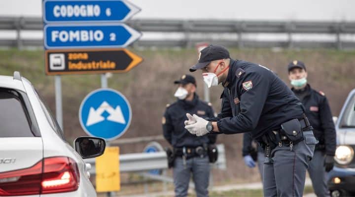 Un posto di blocco fuori da Codogno, "zona rossa"