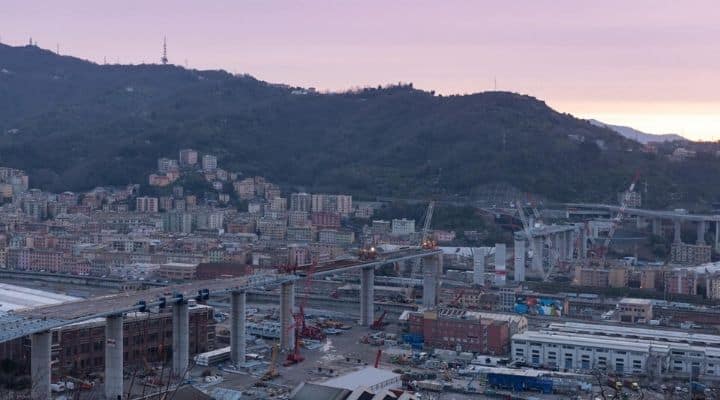 La fine dei lavori all'alba sul Ponte Morandi