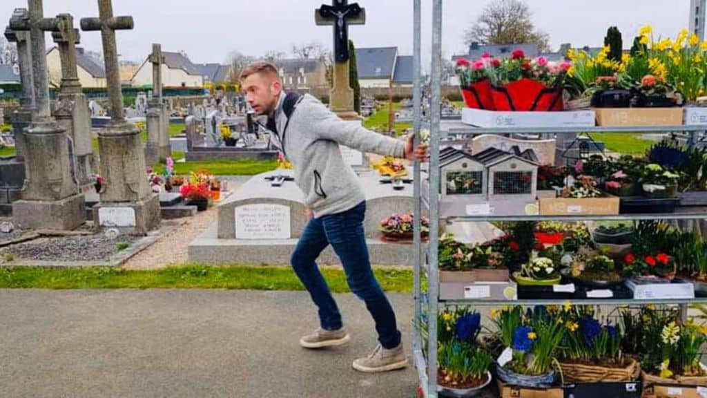 Romain Banliat porta i fiori al cimitero di Plerguer