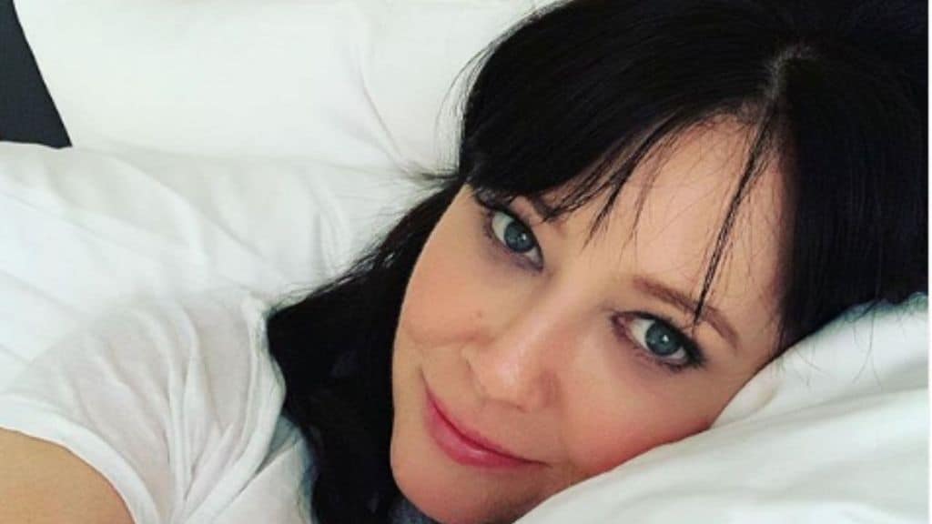Shannen Doherty in primo piano nel letto