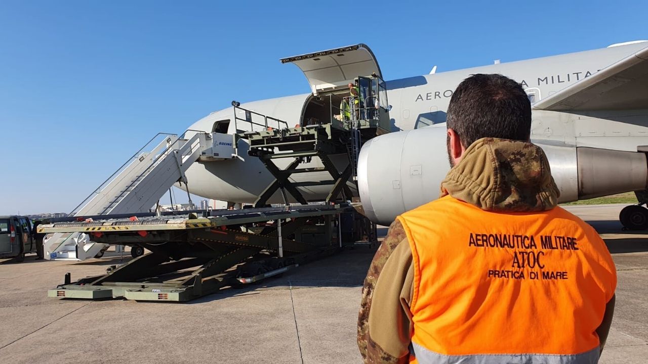 La solidarietà del mondo all’Italia alle prese con l'epidemia da Coronavirus aiuti e medici specializzati in arrivo da Cina, Cuba e Russia per combattere il Covid-19 (Foto Twitter Aeronautica Militare)