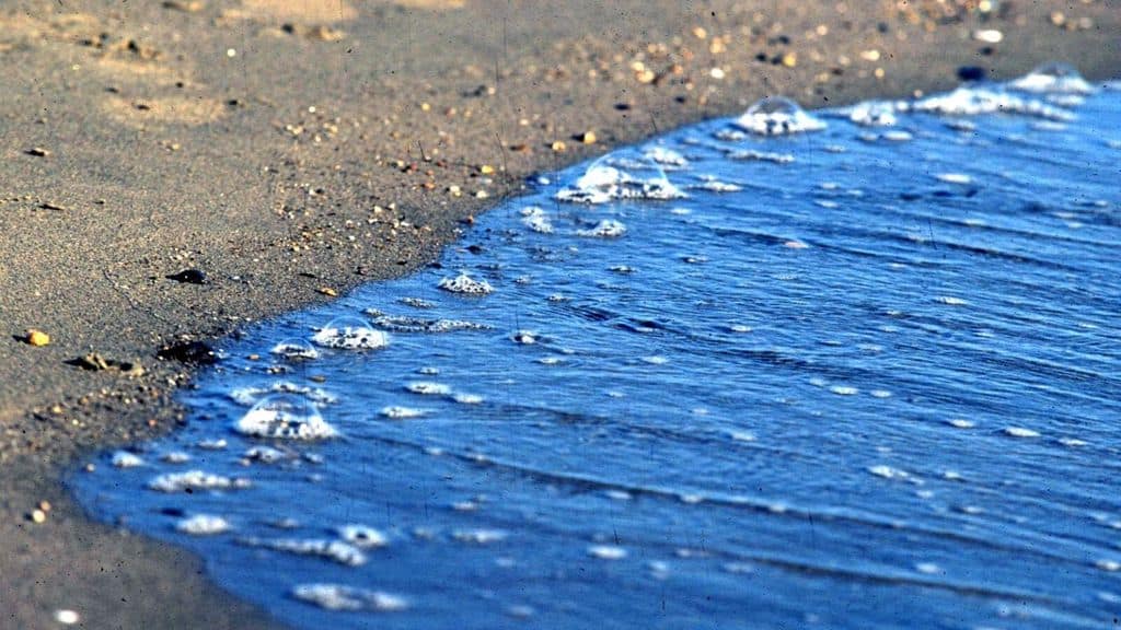 una spiaggia che si ritira