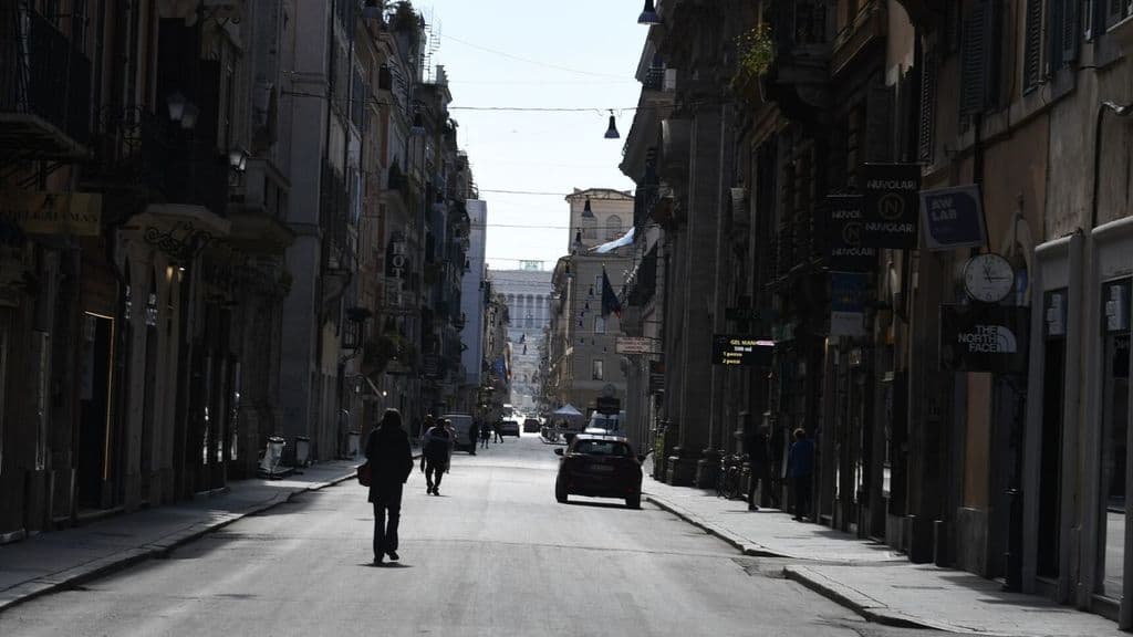 strada deserta di roma