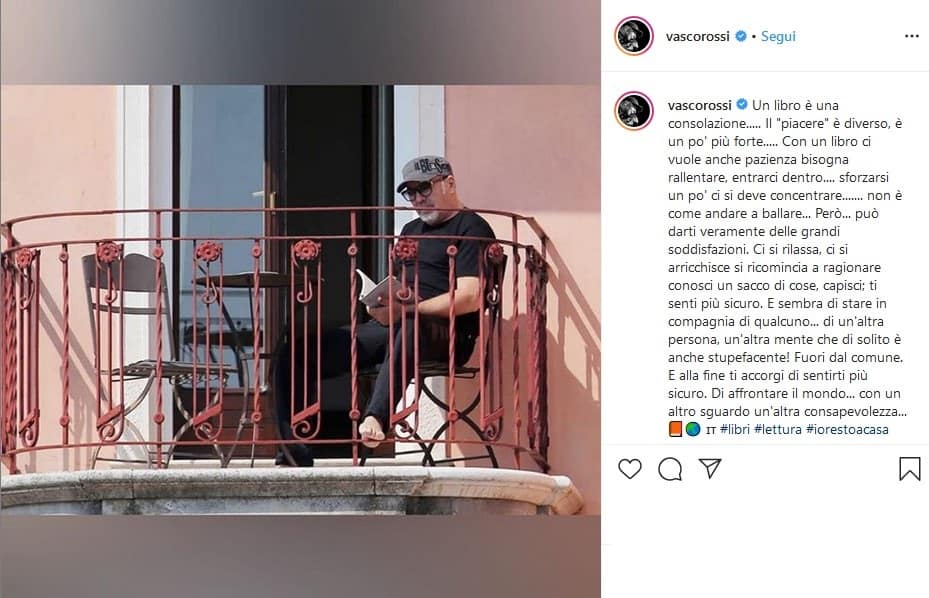 Il post di Instagram con Vasco Rossi seduto sul balcone