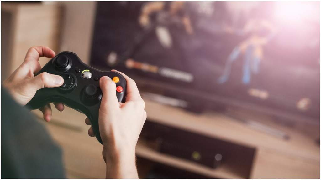 persona con in mano un joystick