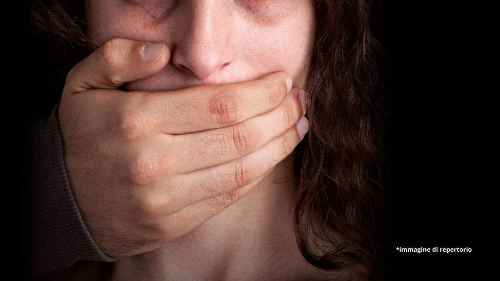 una donna con la bocca tappata