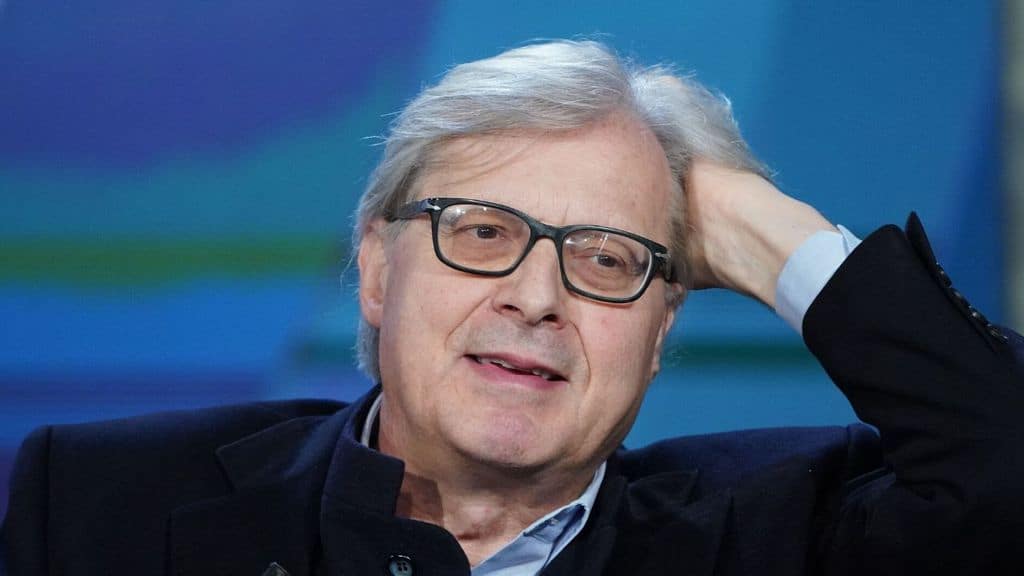 Vittorio Sgarbi si tocca i capelli