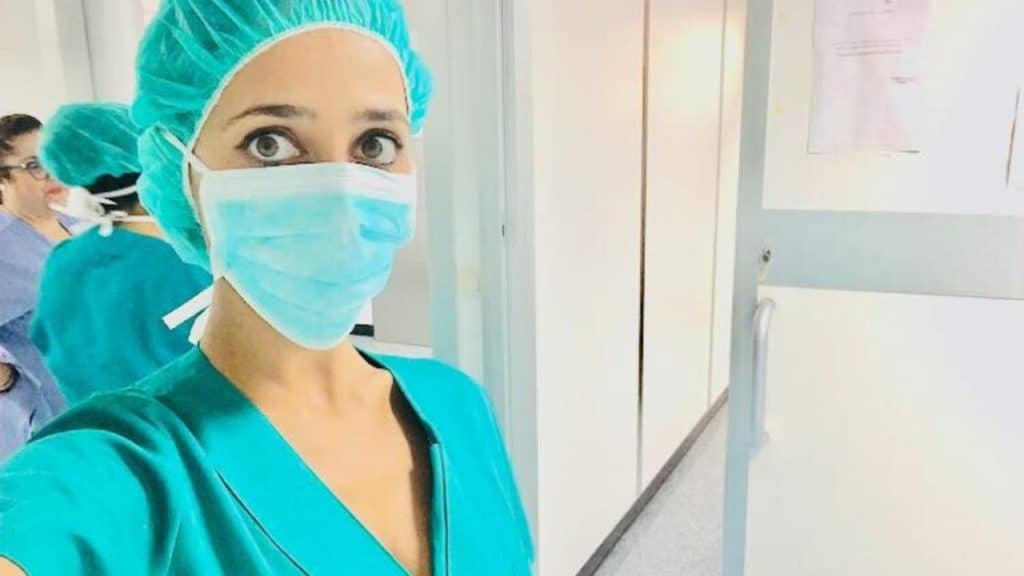 Decine di persone senza mascherina al funerale di Lorena Quaranta, uccisa dal fidanzato a Furci Siculo (Messina). La Procura di Agrigento apre un’inchiesta (Foto Facebook)