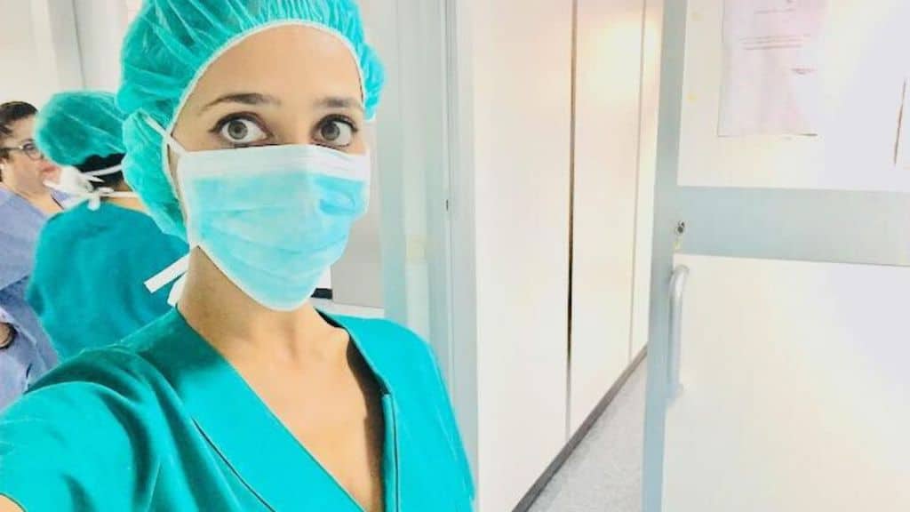 Decine di persone senza mascherina al funerale di Lorena Quaranta, uccisa dal fidanzato a Furci Siculo (Messina). La Procura di Agrigento apre un’inchiesta (Foto Facebook)