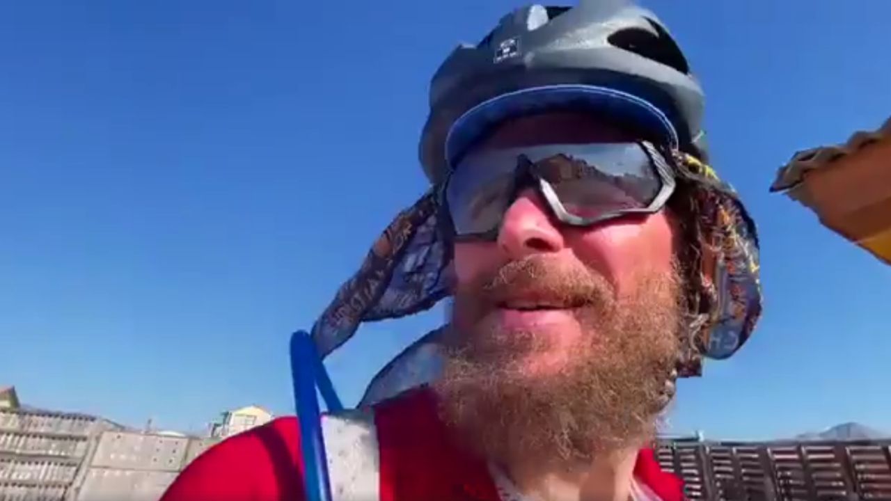 Primo piano Jovanotti in bici lungo la Panamericana