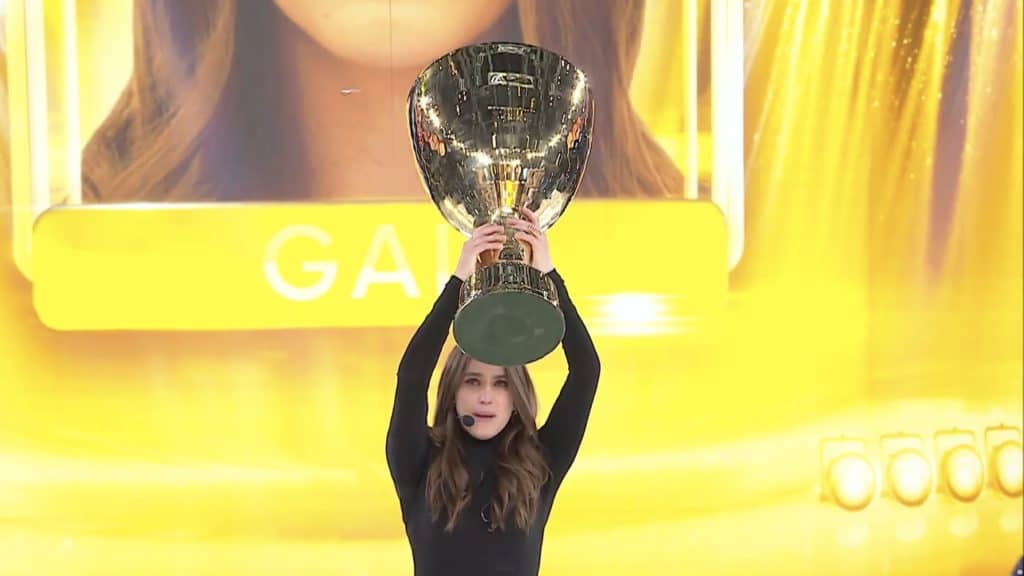 Gaia Gozzi solleva la coppa di Amici