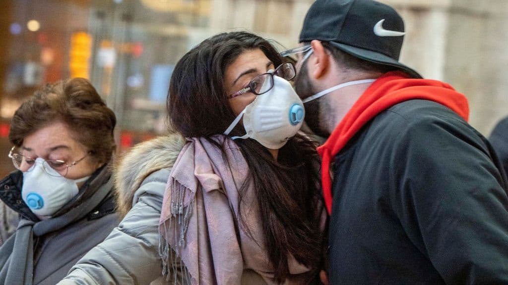Saluto tra persone con mascherina