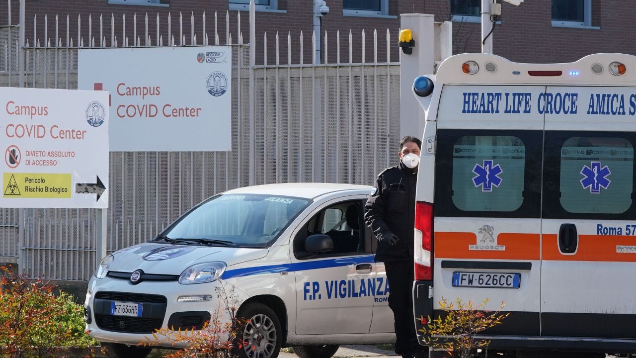 ambulanza fuori dall'ospedale