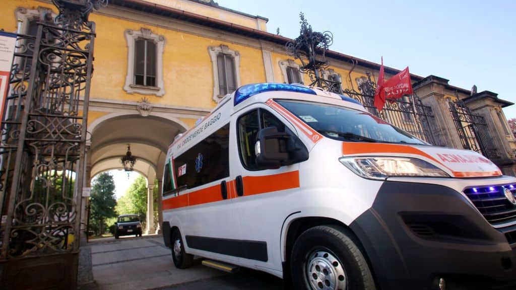 ambulanza che esce dall'ospedale