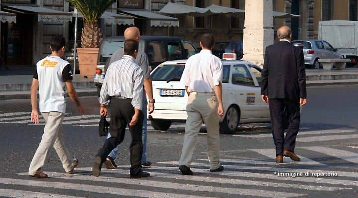 Strisce pedonali in strada