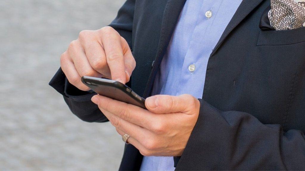 Persona con smartphone in mano