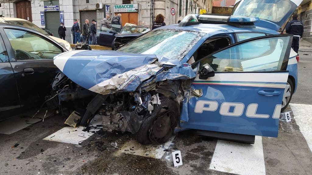 auto della polizia distrutta