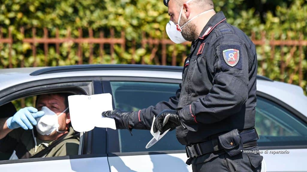 Carabinieri controlla un autocertificazione