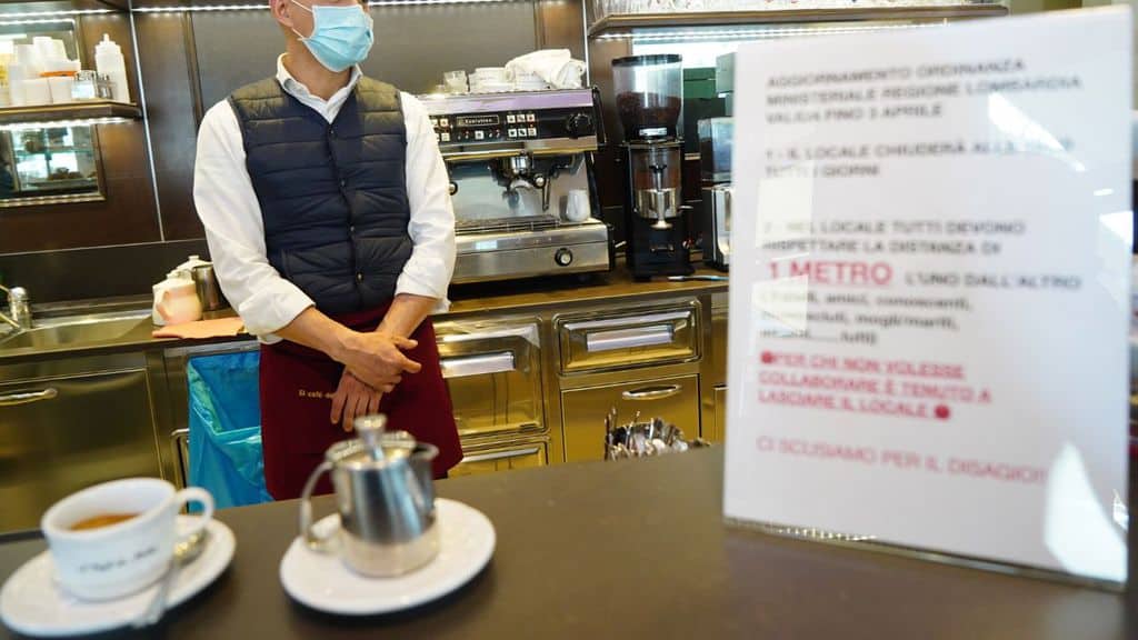 bancone del bar con misure di contenimento anti coronavirus
