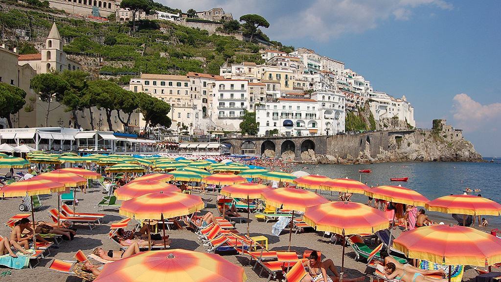 spiaggia con ombrelloni