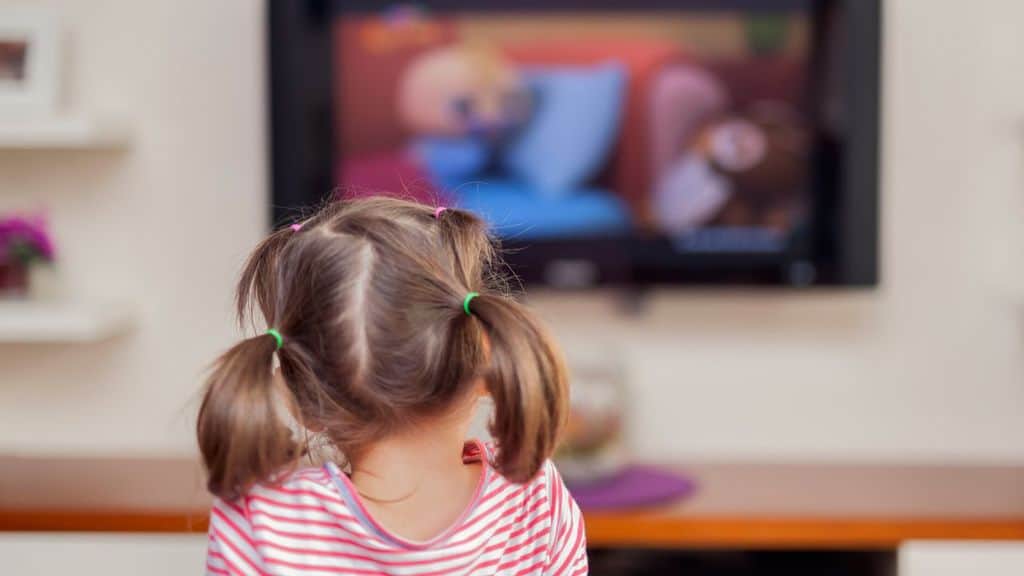 bimba di spalle che guarda la tv