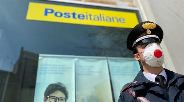 Carabiniere fuori da una Posta