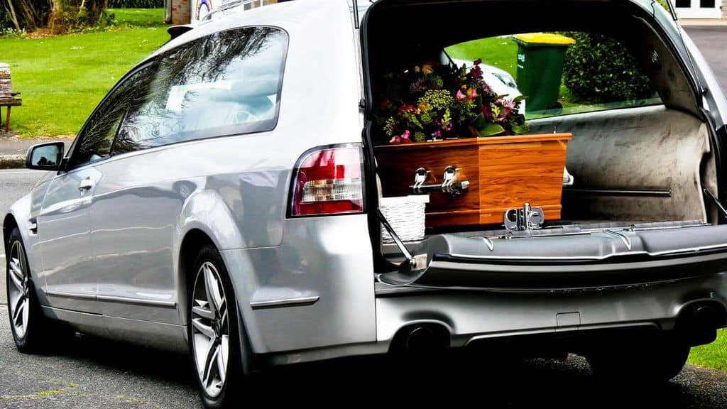 Una bara dentro un carro funebre