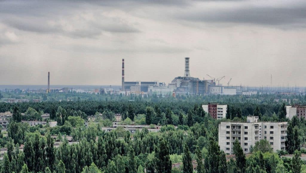 La centrale nucleare di Chernobyl vista dalla foresta