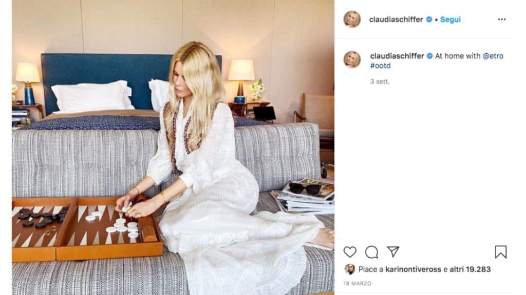 claudia schiffer a casa sul letto