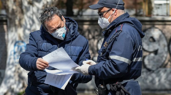 Controlli della polizia per il coronavirus