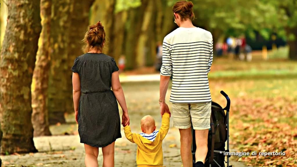 coppia e bambino che camminano