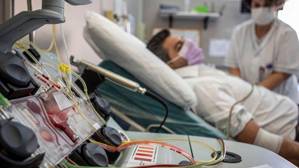 un uomo che dona il sangue per il coronavirus