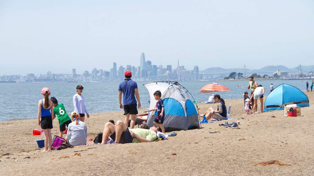 coronavirus spiaggia con persone e caldo