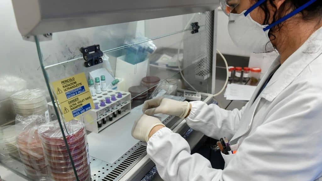 medico che fa analisi per il coronavirus