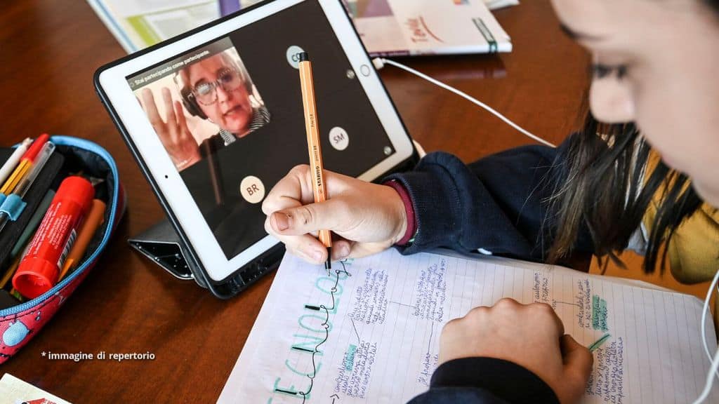 Un'insegnante fa lezione a distanza