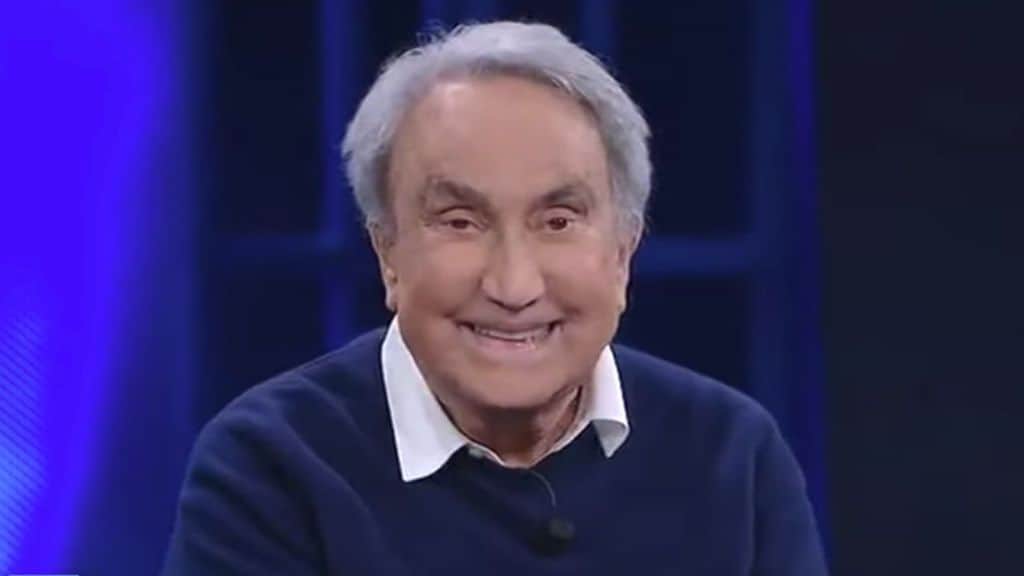 primo piano di emilio fede sorridente