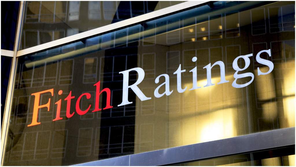 scritta Fitch sul palazzo a vetro