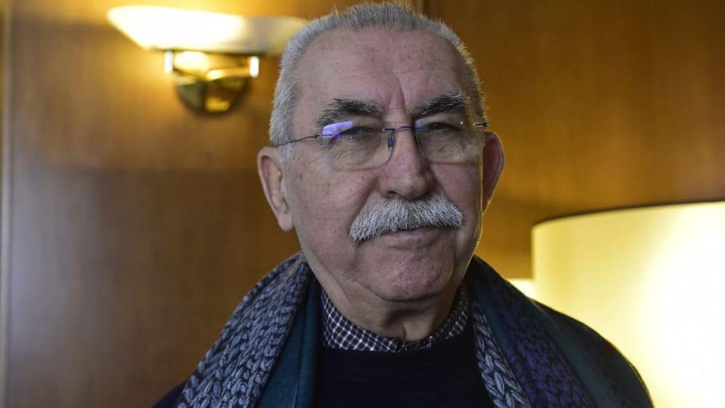 Giulietto Chiesa in primo piano e sorridente