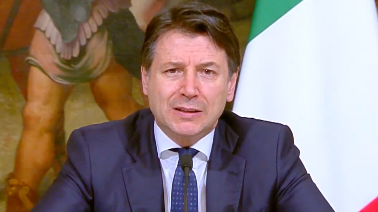 giuseppe conte in conferenza stampa