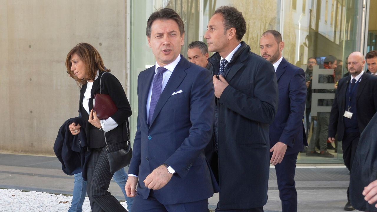 giuseppe conte con la sua scorta