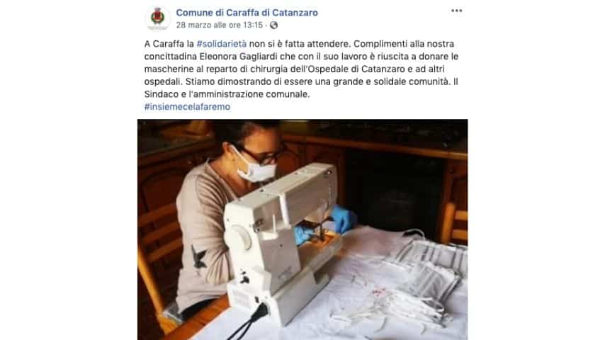 La foto del post su Facebook del comune di Caraffa di Catanzaro che mostra un'altra cittadina intenta a cucire mascherine