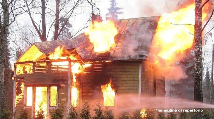 Immagine di una casa in fiamme