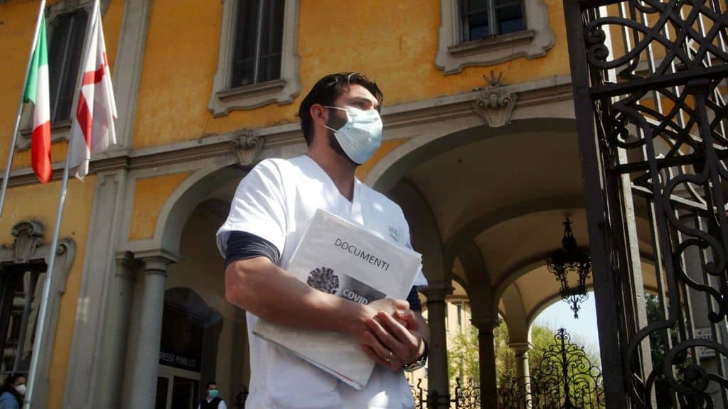 infermiere fuori da un ospedale