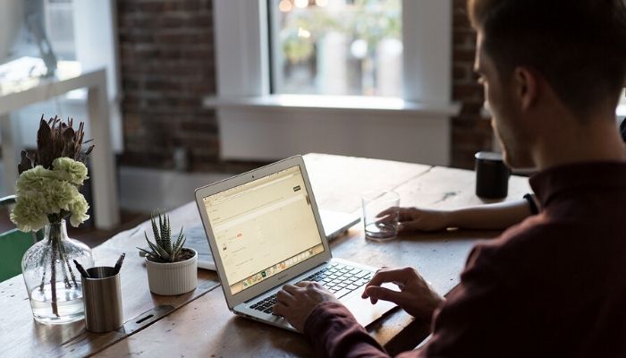 lavoro da casa tavolo con pc