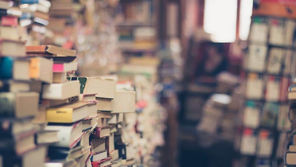 libri dentro una libreria