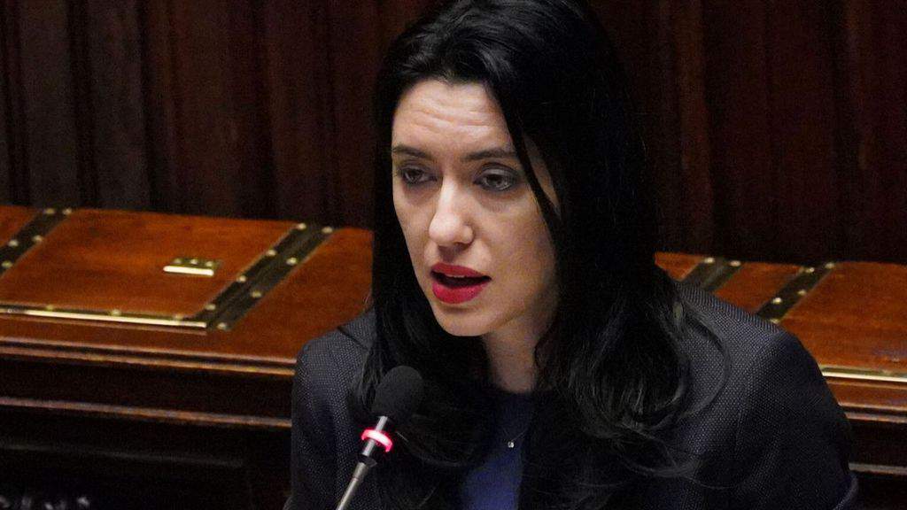 Lucia Azzolina in primo piano