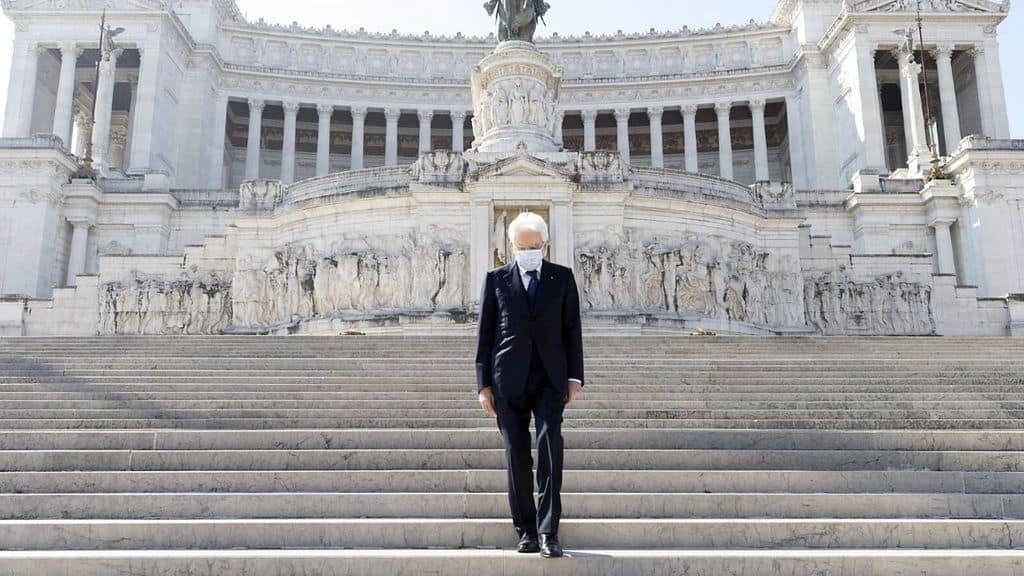 Sergio Mattarella sulla scalinata dell'altare della patria per commemorare il 25 aprile
