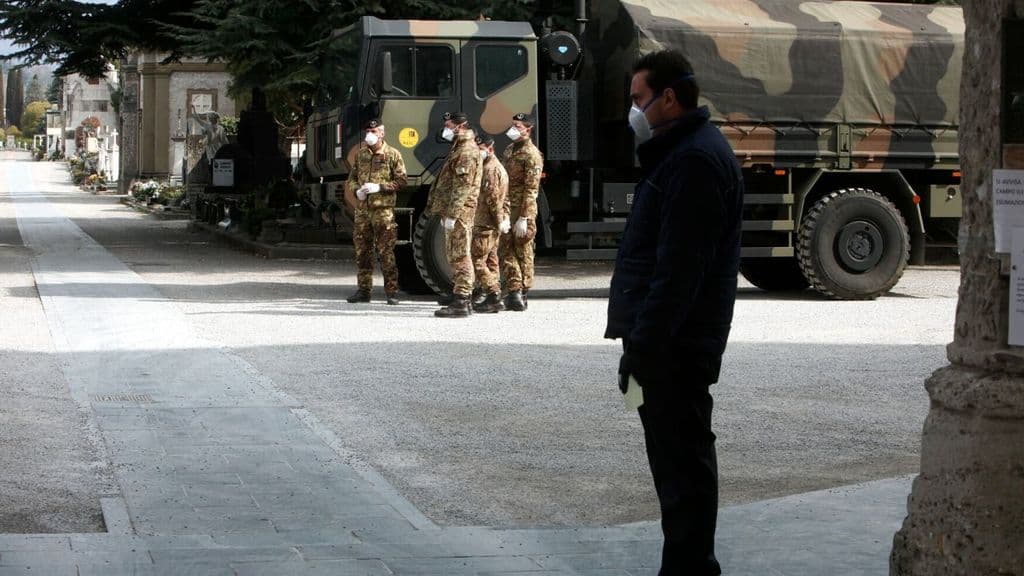 militari nel cimitero di Bergamo per il trasporto delle salme